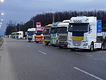 Украинцы начали свозить сгоревшую технику к польской границе