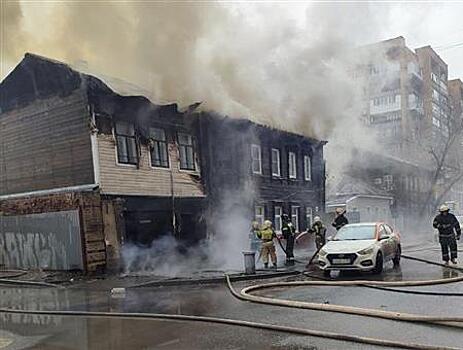 В центре Самары произошел крупный пожар, двое человек спасены