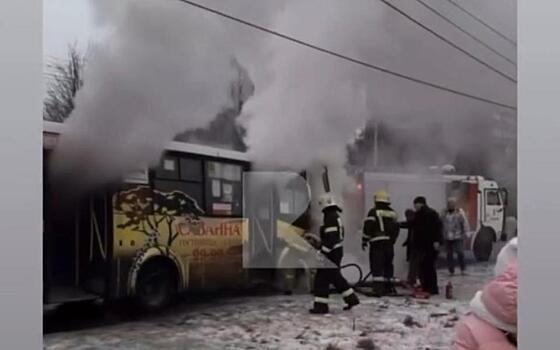 Появилось видео с места возгорания маршрутки №53 на улице Бирюзова в Рязани