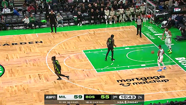 Джейлен Браун обыграл Янниса Адетокумбо 1 на 1 и показал жест «слишком маленький»