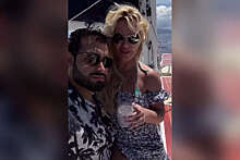 40-летняя Бритни Спирс в бикини станцевала с мужем на яхте