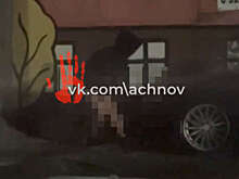 В Челябинске на видео попало, как мужчина без штанов прятался на парковке