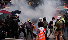 В Гонконге демонстрантов разогнали перцовым газом