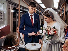 Москвичи Александр Евдокимов и Екатерина Тюрина обменялись кольцами в поезде на Большой кольцевой линии