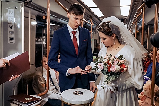 Москвичи Александр Евдокимов и Екатерина Тюрина обменялись кольцами в поезде на Большой кольцевой линии
