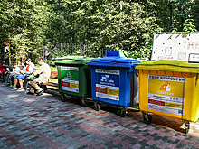 На улицах Москвы появились мусорные контейнеры с серыми и синими наклейками