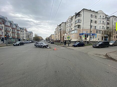 В Кирове автоледи на «Пежо» въехала в нарушителя на ВАЗе