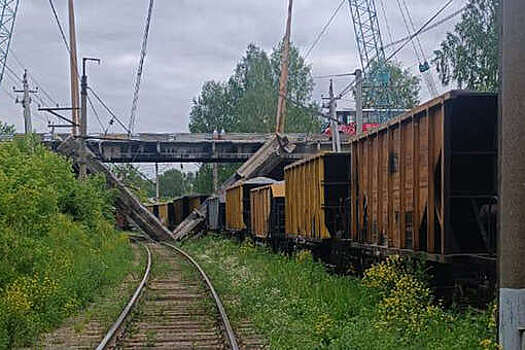 Во время ремонта путепровода через ж/д пути в Чусовом на поезд упала балка