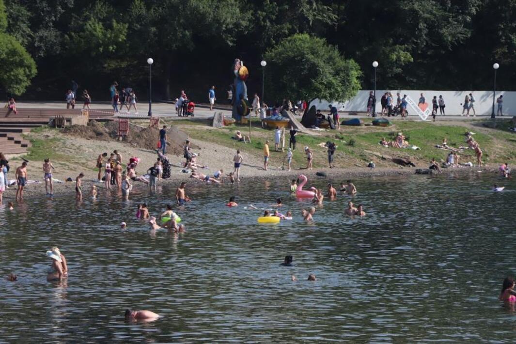 Где можно искупаться в краснодаре. Городской пляж. Пляж на реке. Купание в реке. Место для купания.