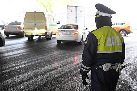 Водителя неисправного КамАЗа задержали за попытку дать взятку сотруднику ДПС в центре Москвы