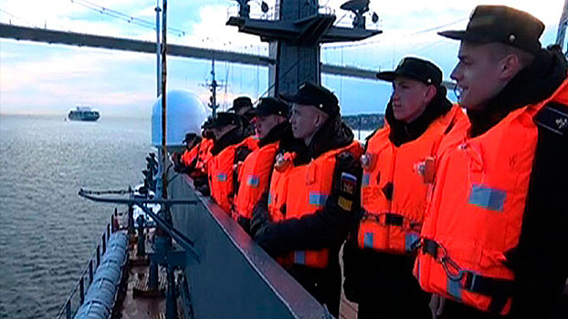 Российский военный корабль прошел по Босфору вдоль набережных Стамбула - кадры с палубы