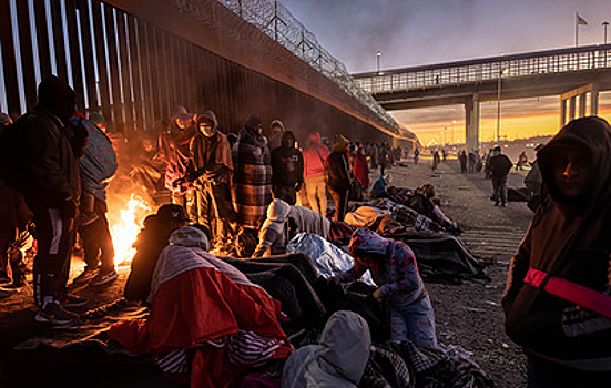 Байден обещал облегчить миграцию. Тысячи желающих переехать собрались вдоль границы и ждут
