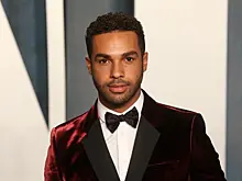 Шакира встречается со звездой сериала «Эмили в Париже»