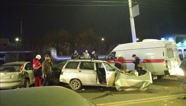 Массовое ДТП с участием девяти машин произошло ночью в Саратове