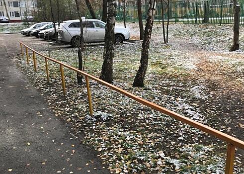 Во дворе на улице Конёнкова отремонтировали газонное ограждение