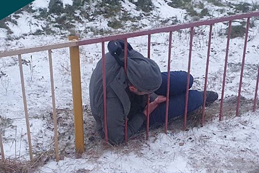 В Новосибирске спасатели помогли мужчине, застрявшему головой в заборе