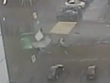 Убивший ребенка при урагане в Москве мусорный бак попал на видео