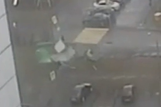 Убивший ребенка при урагане в Москве мусорный бак попал на видео