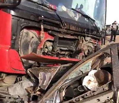 Под Волгоградом легковой Ford на «встречеке» столкнулся с грузовиком: погиб ребенок и его родители