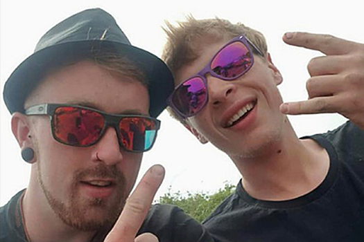 Мужчина сфотографировал двух друзей на утесе за несколько секунд до смерти