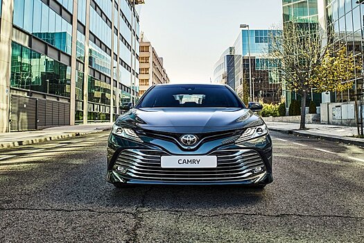 Эксперт: Toyota Camry перестала быть "машиной-диваном"