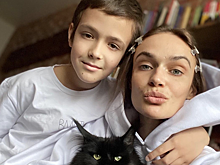 Без мейкапа, с котом и сыном: Алена Водонаева поделилась редким семейным фото