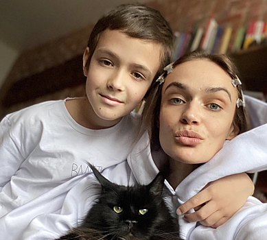 Без мейкапа, с котом и сыном: Алена Водонаева поделилась редким семейным фото
