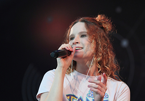 Носки, трусы и 28 бутылок алкоголя. Какие прихоти беглой Монеточки* поразили Европу