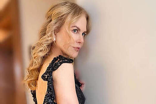 55-летняя Николь Кидман вышла в свет в платье с открытой спиной