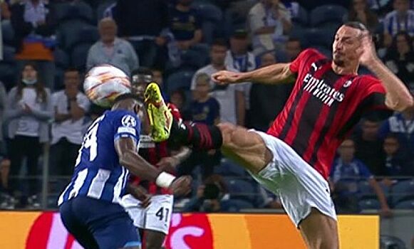 Ибрагимович ударил ногой в голову игрока "Порту". Арбитр принял странное решение