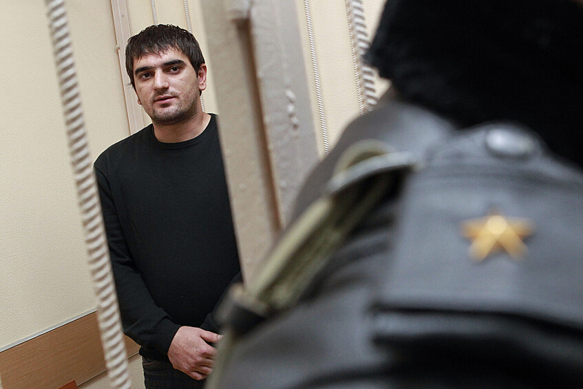 Аслан Черкесов, обвиняемый в убийстве болельщика «Спартака» Егора Свиридова, слушает решение об избрании меры пресечения в Савеловском суде города Москвы, 8 декабря 2010 года