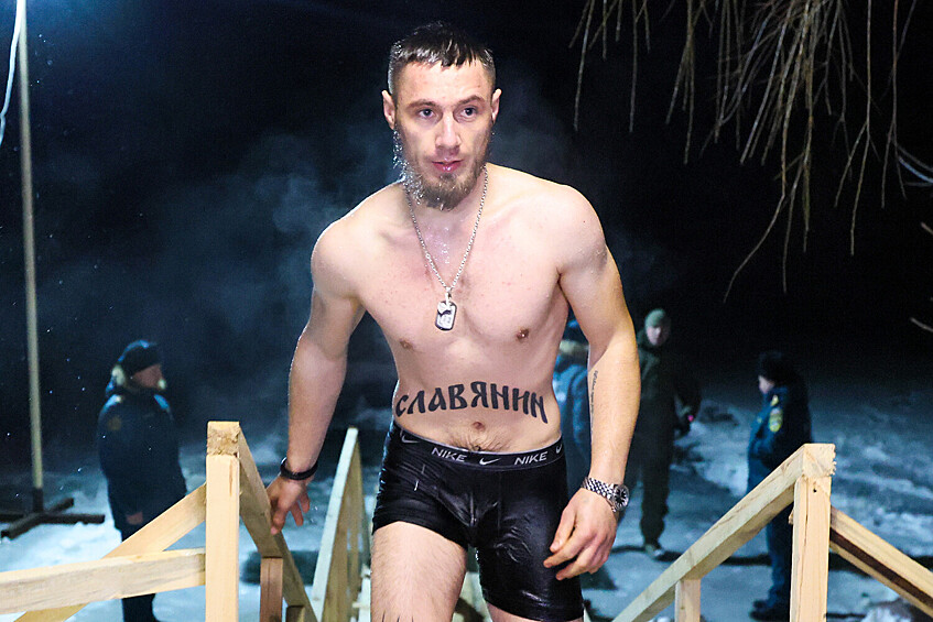 Военнослужащий во время крещенских купаний в купели 7-й гвардейской мотострелковой бригады Южной группировки войск в зоне проведения специальной военной операции, 19 января 2026 года