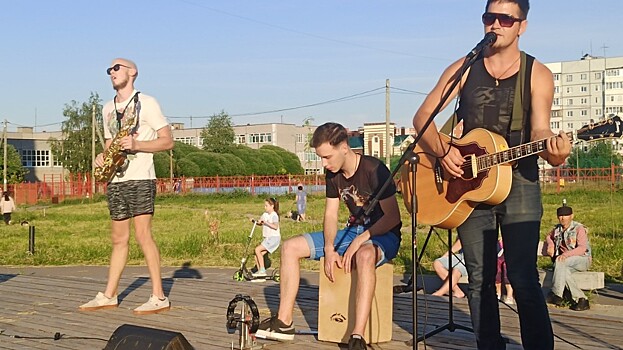 Танцплощадку во Фрязиновском парке «зажгли» вологодские музыканты