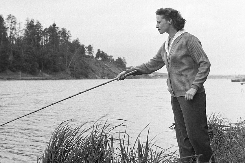Балерина Майя Плисецкая ловит рыбу на берегу Москвы-реки, 13 сентября 1966 года