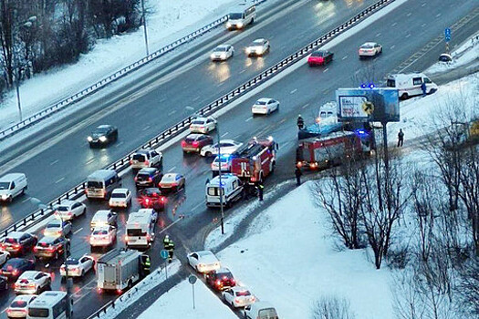 Источник: при ДТП с автобусом и легковушкой в Москве пострадали 10 взрослых и двое детей