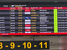 «Спим на стульях»: туристы застряли в аэропорту Фукуока