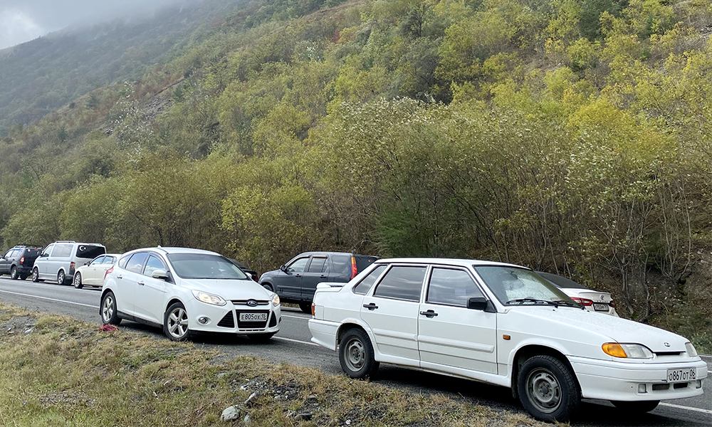 На границе России с Грузией начали эвакуировать брошенные авто