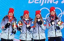 Российские биатлонистки награждены серебряными медалями Олимпиады в эстафете