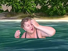 Пенсионерка прокатилась на кабриолете и нырнула в океан через зеленый экран