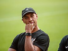 «Хочется узнать, как на самом деле в Египте строили пирамиды. Может, там вообще инопланетяне замешаны». Защитник «Енисея» Эмерсон о том, куда бы отправился на машине времени