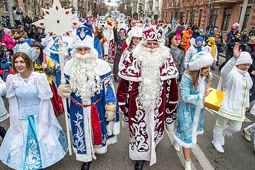 Дед Мороз из Анапы исполнял желания ребят во время шествия в Краснодаре