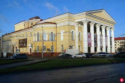 В Калининграде у драмтеатра под покровом ночи с рельсов будут убирать брусчатку