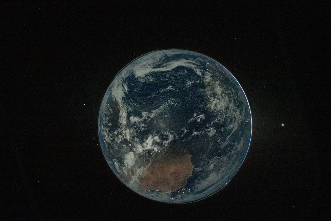 NASA представила более 12 тысяч фото Земли, Луны и космоса с «Артемиды-2»
