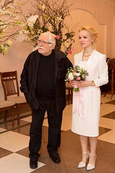 Армен Джигарханян «доверился очень» и теперь переживает и очень разочарован. «Виталина взяла на работу свою маму, папу, друзей, людей, не имеющих отношения к театру. У Виталины три своих компании, которые оказывают какие-то услуги театру. И мы просим прокуратуру провести финансовую проверку