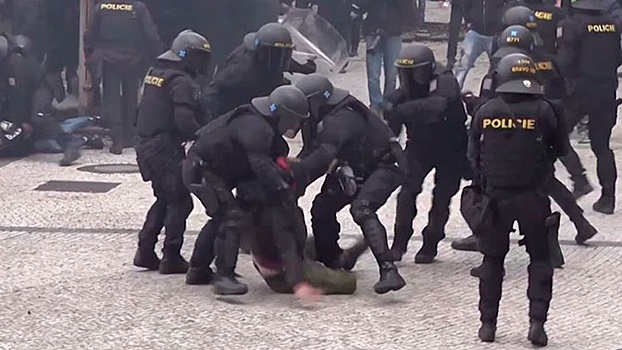 Карантин, столкновения с полицией и «ковидный отель»: как Европа переживает пандемию