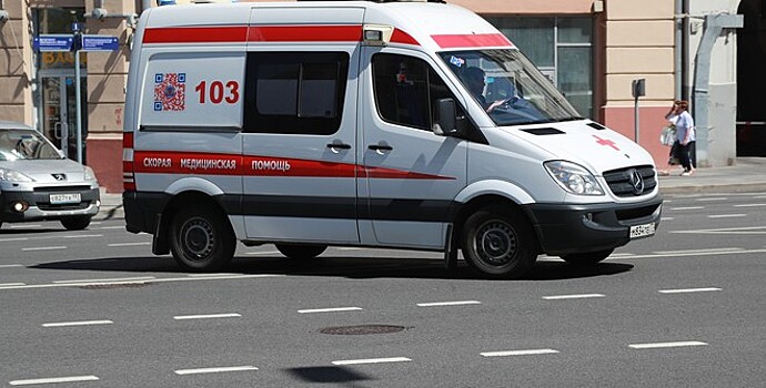 В Новой Москве машина врезалась в витрину магазина