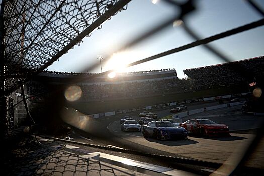 Гонщик NASCAR отыграл позицию, врезавшись в стену, но судьи лишили его шансов на титул