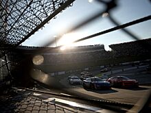 Гонщик NASCAR отыграл позицию, врезавшись в стену, но судьи лишили его шансов на титул