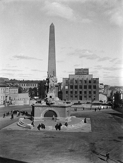 Памятник Конституции со своей статуей Свободы, Москва.  Этот обелиск ругали за пошлость. «Обелиск с ангелом — вестником мира, пальмой и медными страницами Конституции (с художественной точки зрения произведение банальное и мещански безвкусное)», – писал хорватский писатель Мирослав Крлежа, побывавший в Москве в 1925 году.  Сам монумент Советской Конституции был с точки зрения программы монументальной пропаганды ключевым символом. Кирпичи для обелиска взяли из разрушенных стен полицейского околотка, находившегося рядом.  Открыть памятник хотели к 7 ноября 1918 года – первой годовщине революции. Но не успели – не сделали фигуру женщины во фригийском колпаке (символе свободы времен Французской революции).  Высота обелиска составляла 26 метров, постамент был прикрыт картонками с разными лозунгами. На фанерных листах были приведены выдержки из первой конституции РСФСР.  Спустя несколько месяцев, в июле 1919 года, памятник «переоткрыли». Добавили статую Свободы – с крыльями, в античной тунике, наподобие Ники Самофракийской (скульптор Николай Андреев). В одной руке Свобода держала «арбуз» – так москвичи прозвали сферу из камня в руке статуи.  Отлита статуя была из бетона – случай неслыханный. В цемент Андреев добавил гранитную крошку – для иллюзии «каменности».  Постепенно памятник стал разрушаться – он ветшал, и в итоге его снесли под предлогом реконструкции улицы Горького (Тверской). По одной из версий, ее хотели заменить на памятник Сталину. Обелиск взорвали весной 1941 года.