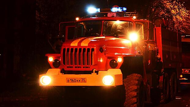 28 пожарных тушил здание сауны ночью в Вологде